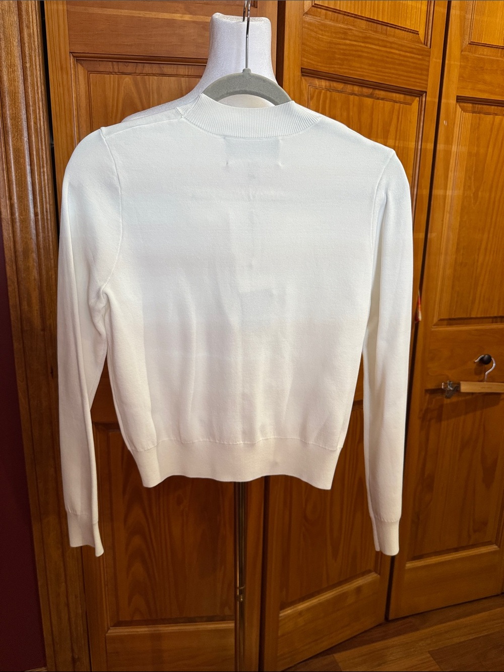 Alezza Paris White V-Neck Bow Button Cardigan - Picture 5 of 5